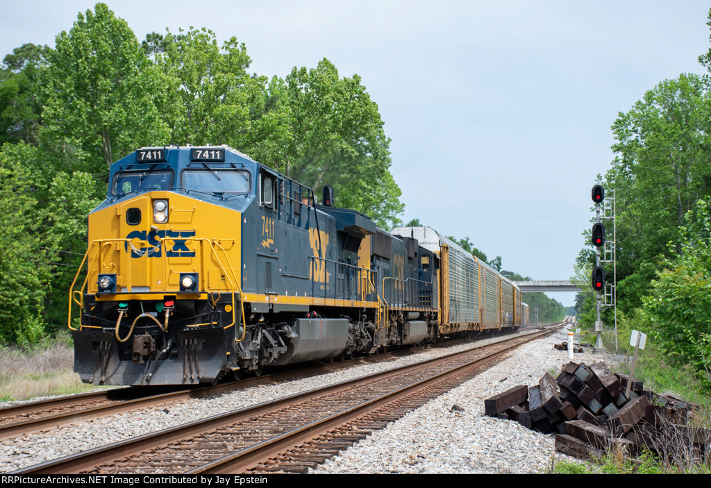 CSX 7411 leads M209 (Walbridge, OH to Baldwin, FL autoracks) south at Folkston 
